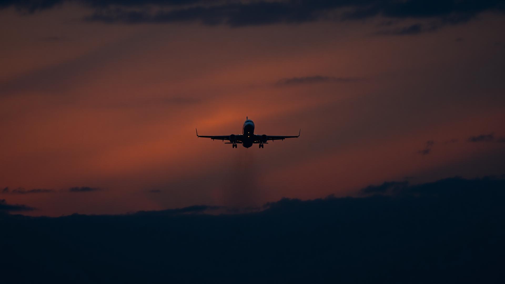 Avião decolando ao entardecer